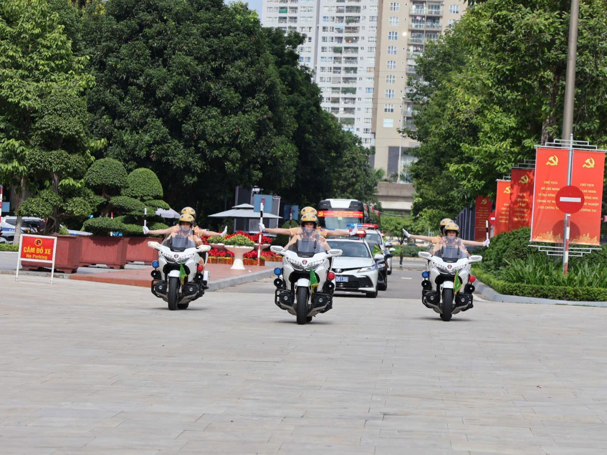 Công an Hà Nội bảo vệ an toàn giao thông tuyệt đối cho Đại hội Đảng bộ Thành phố lần thứ XVIII