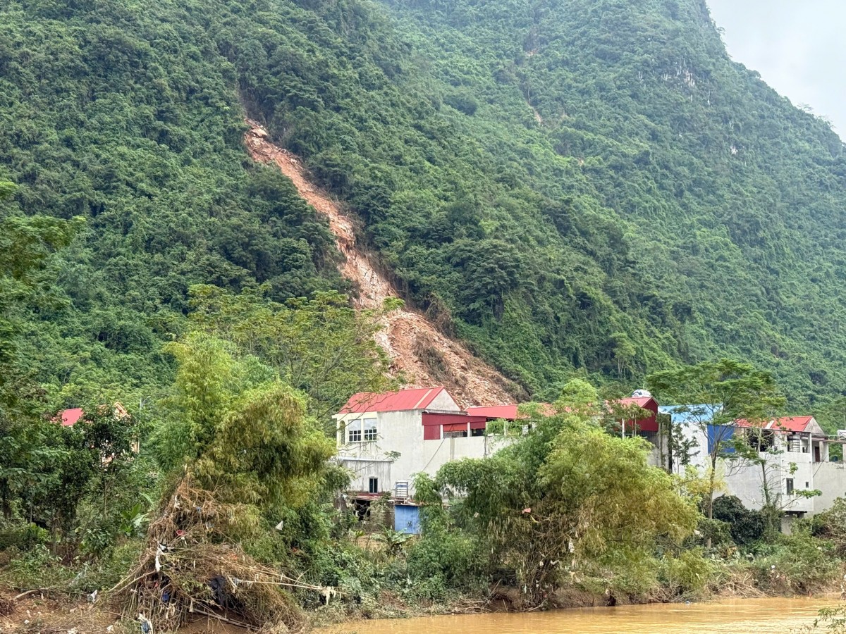 Chạy về vùng lũ Thái Nguyên
