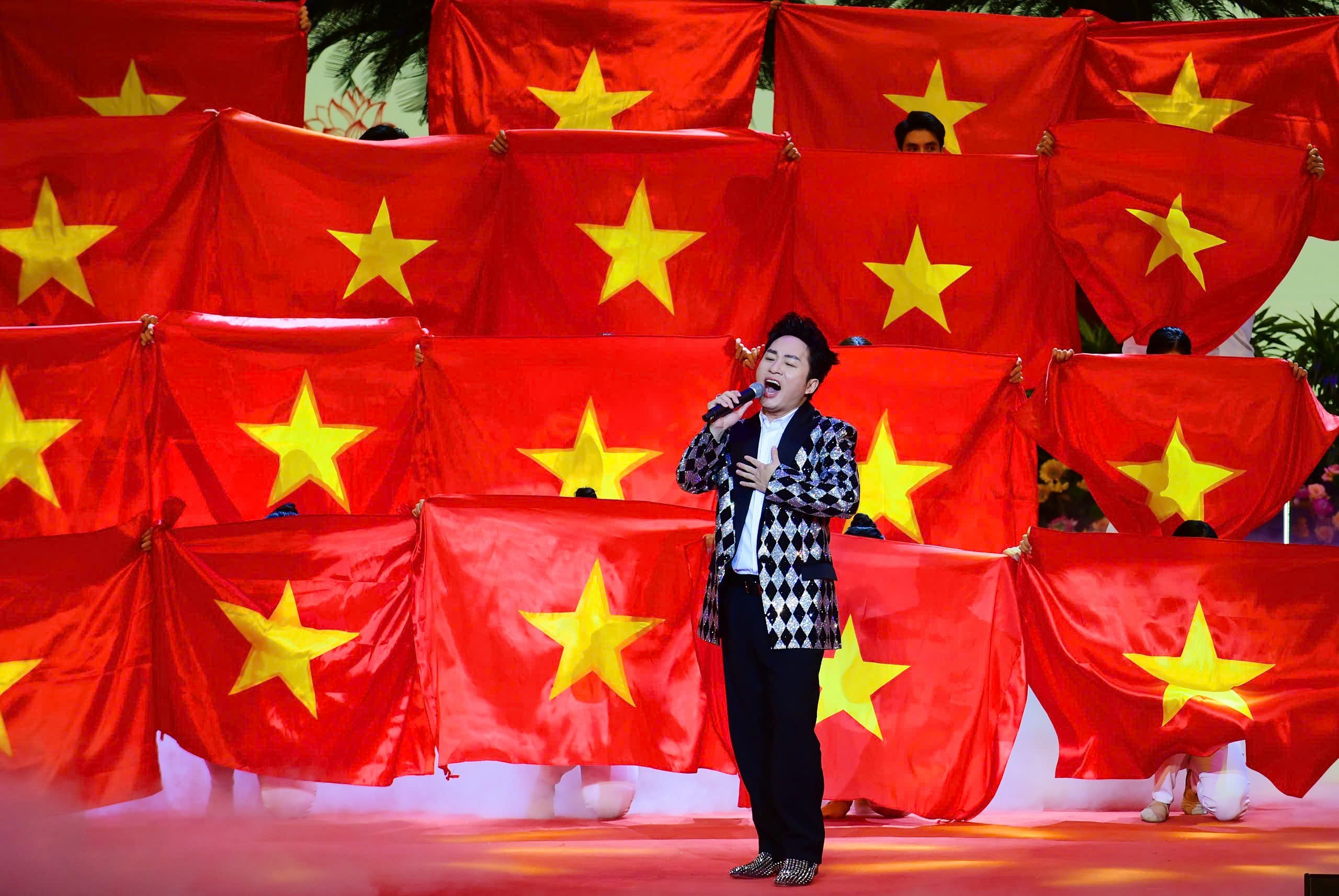 Nghệ sĩ xúc động, tự hào khi cất tiếng hát tại lễ khai mạc Đại hội Đảng bộ thành phố Hà Nội