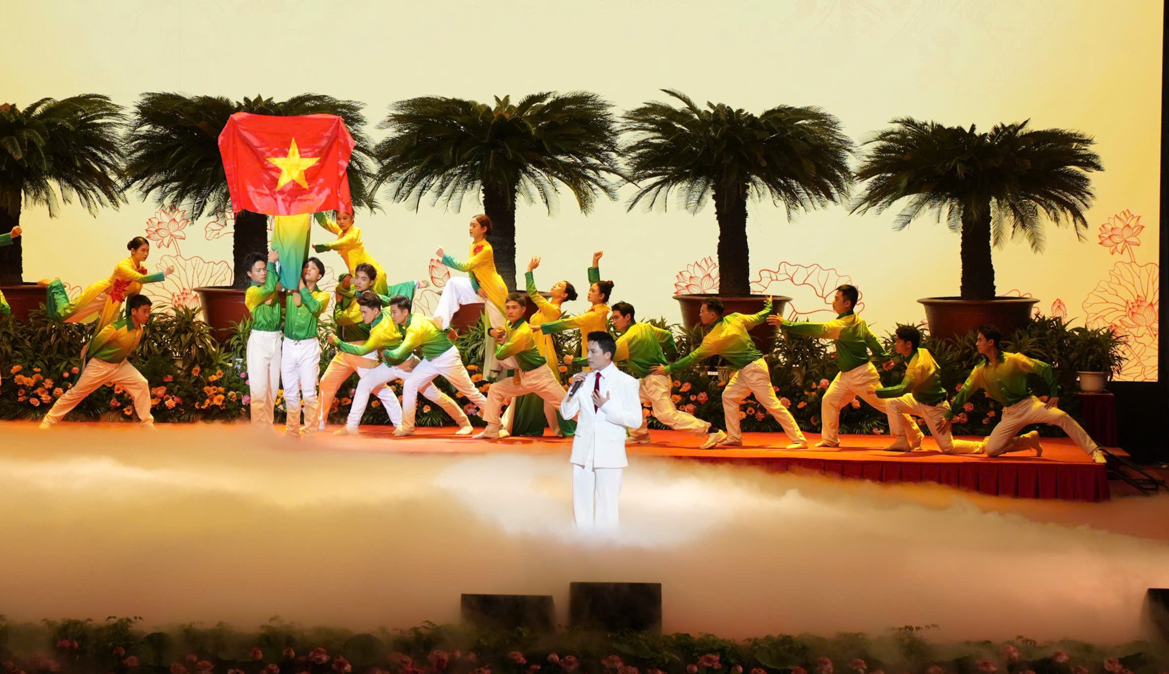 Nghệ sĩ xúc động, tự hào khi cất tiếng hát tại lễ khai mạc Đại hội Đảng bộ thành phố Hà Nội