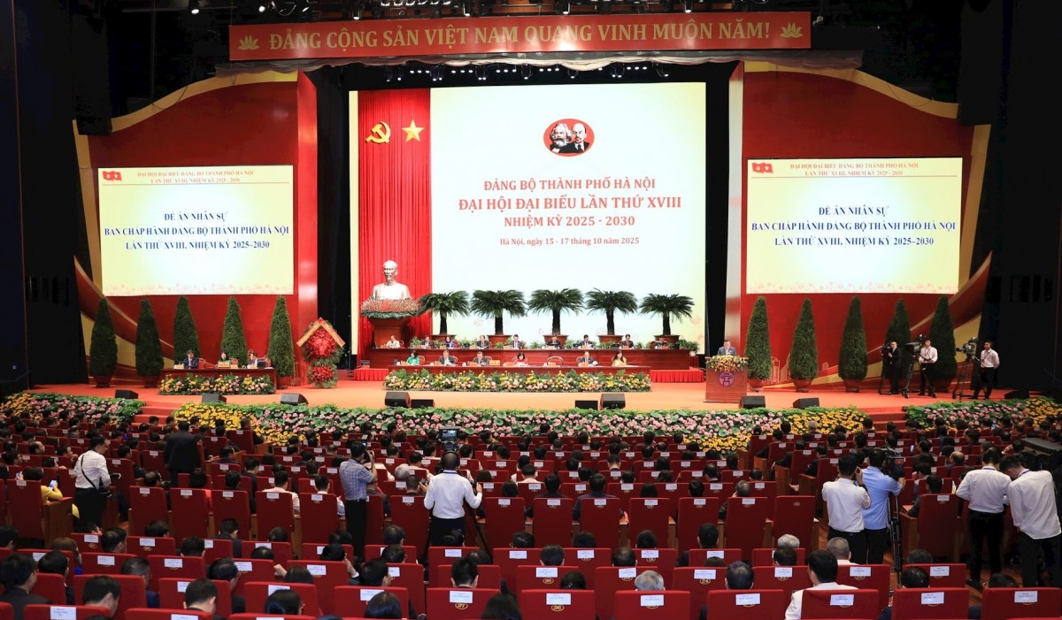 Phó Bí thư Thường trực Thành ủy Hà Nội Nguyễn Văn Phong trình bày Đề án nhân sự Ban Chấp hành Đảng bộ thành phố khóa XVIII do Ban Chấp hành Đảng bộ thành phố khóa XVII chuẩn bị. 