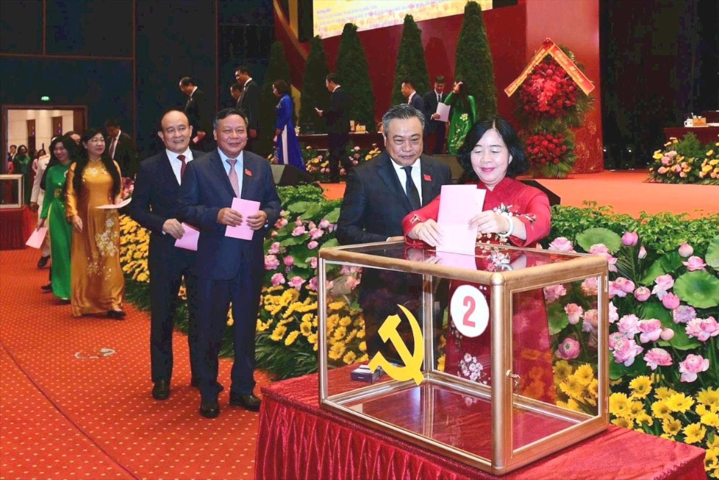 Đồng chí Bùi Thị Minh Hoài trúng cử Ban Chấp hành Đảng bộ thành phố Hà Nội khóa XVIII với số phiếu cao nhất Đồng chí Bùi Thị Minh Hoài trúng cử Ban Chấp hành Đảng bộ thành phố Hà Nội khóa XVIII với số phiếu cao nhất