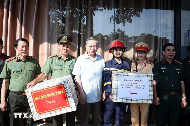 Tổng Bí thư Tô Lâm kiểm tra công tác khắc phục hậu quả bão, lụt và tặng quà đại diện hộ gia đình tại Thái Nguyên