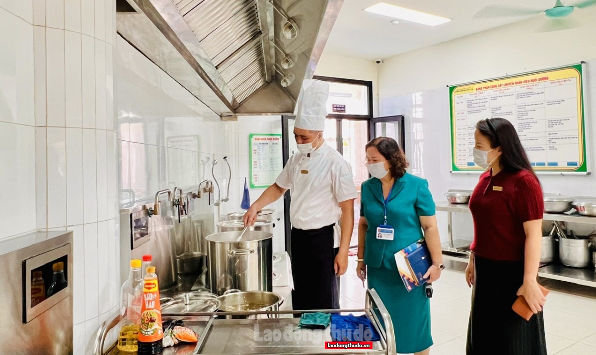 Giữ an toàn từ bếp ăn bán trú - câu chuyện ở phường Tây Hồ Giữ an toàn từ bếp ăn bán trú - câu chuyện ở phường Tây Hồ