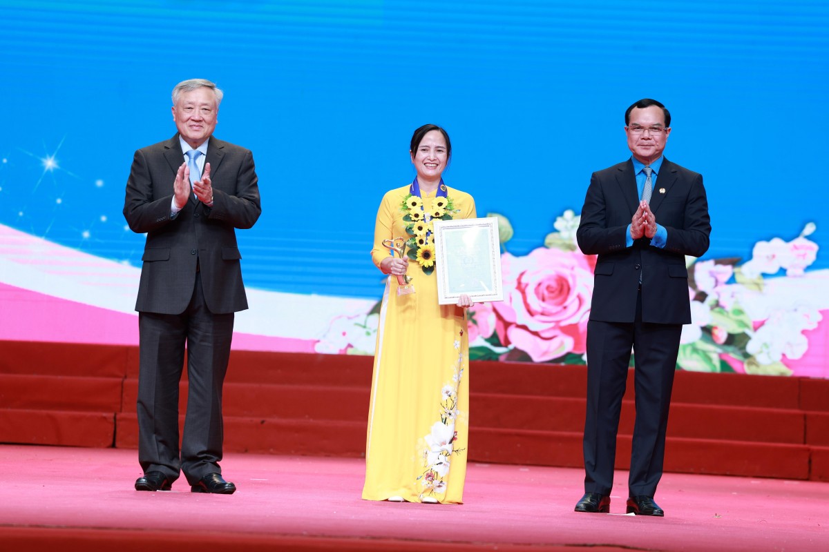 1 tập thể và 2 cá nhân của Hà Nội được biểu dương trong phong trào “Giỏi việc nước, đảm việc nhà” 1 tập thể và 2 cá nhân của Hà Nội được biểu dương trong phong trào “Giỏi việc nước, đảm việc nhà”