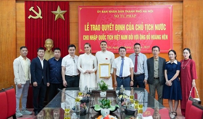 Trao quyết định cho nhập Quốc tịch Việt Nam đối với tiền vệ Đỗ Hoàng Hên