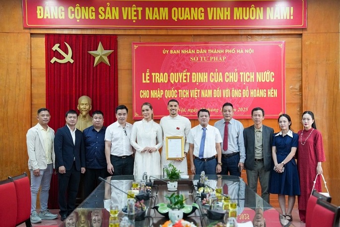 Trao quyết định cho nhập Quốc tịch Việt Nam đối với tiền vệ Đỗ Hoàng Hên