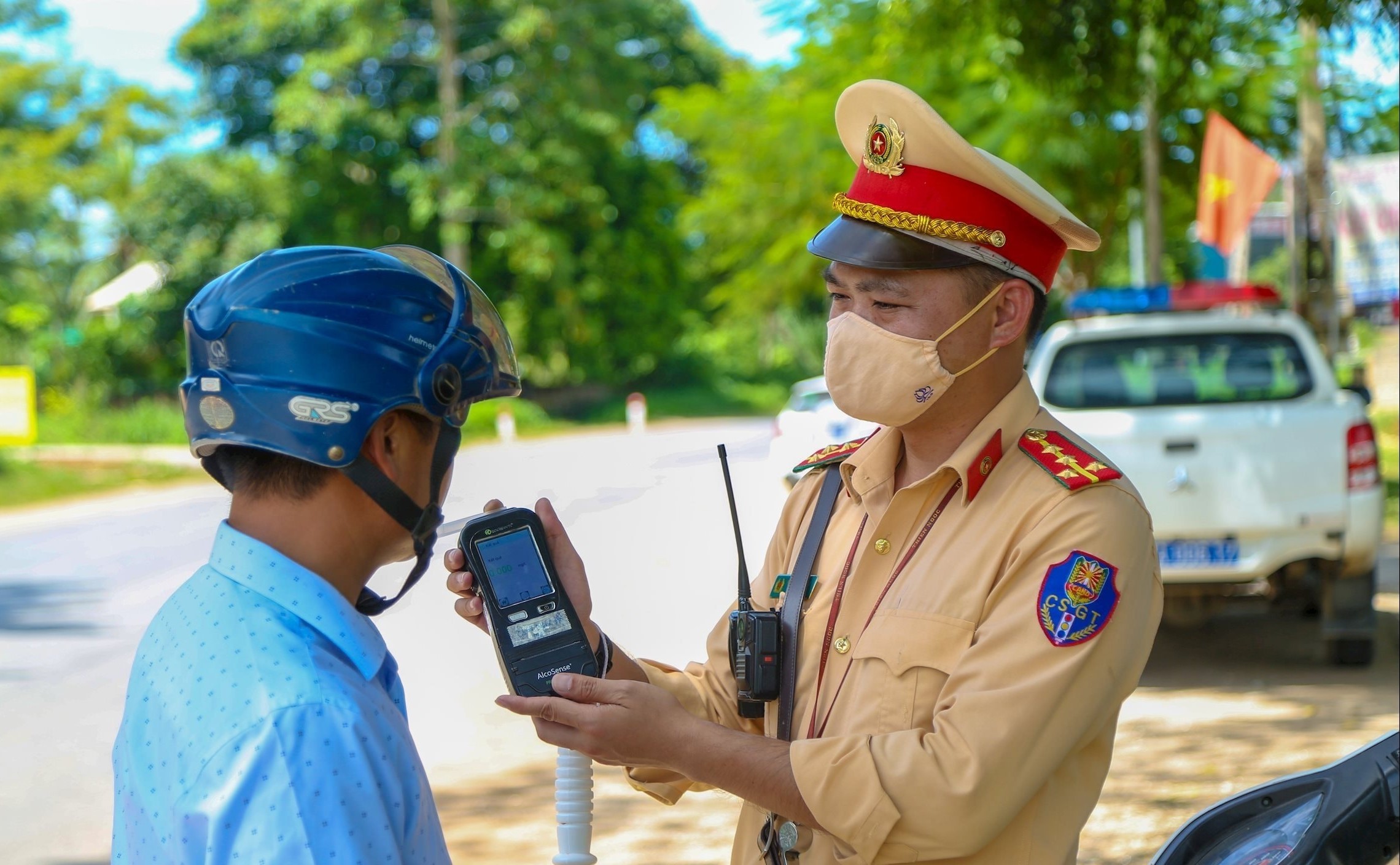 Nghệ An ra quân đồng loạt kiểm tra nồng độ cồn trên toàn tỉnh Nghệ An ra quân đồng loạt kiểm tra nồng độ cồn trên toàn tỉnh