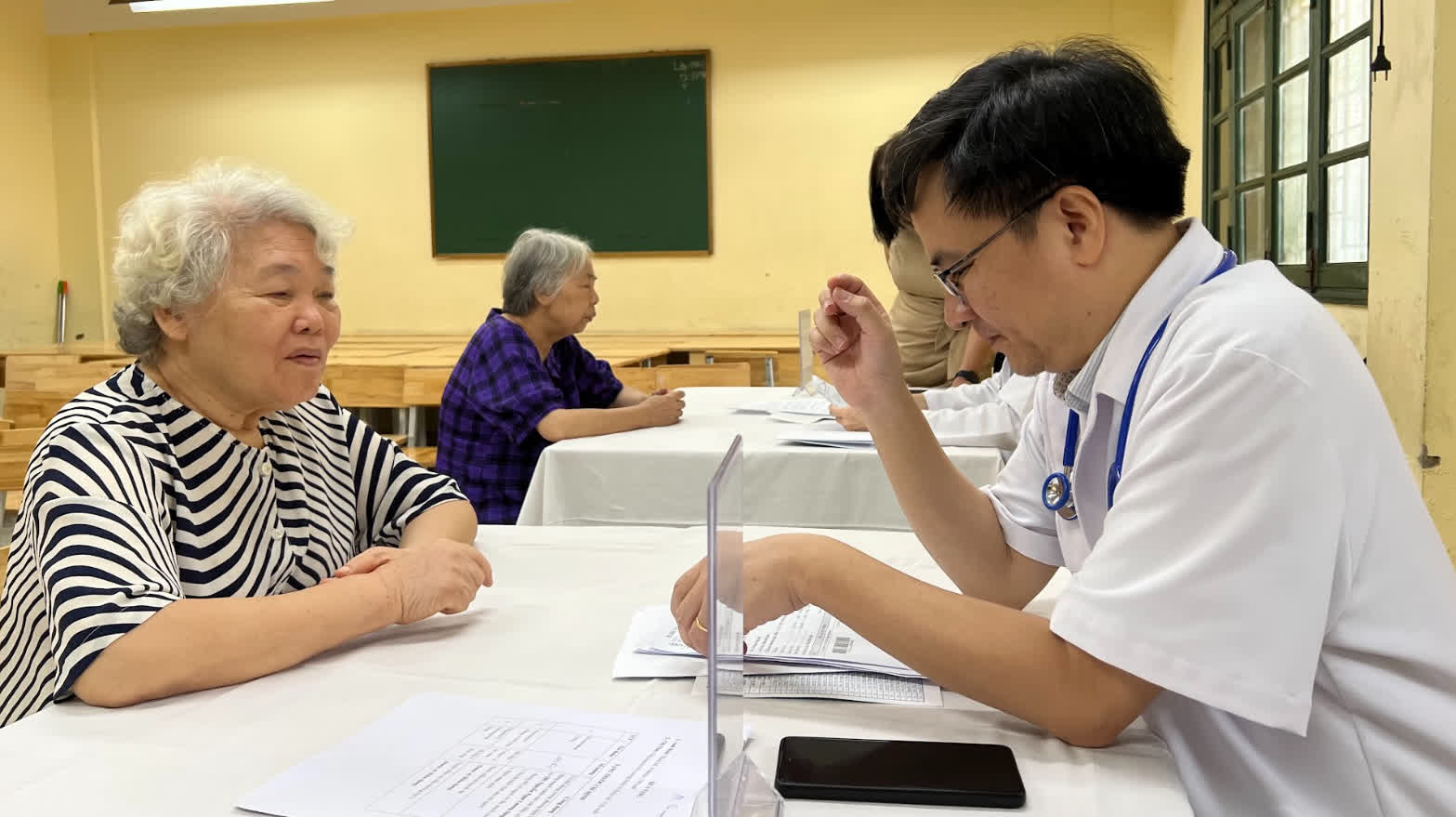 Trường THPT Nguyễn Thị Minh Khai Tri ân thầy cô qua chương trình khám sức khoẻ