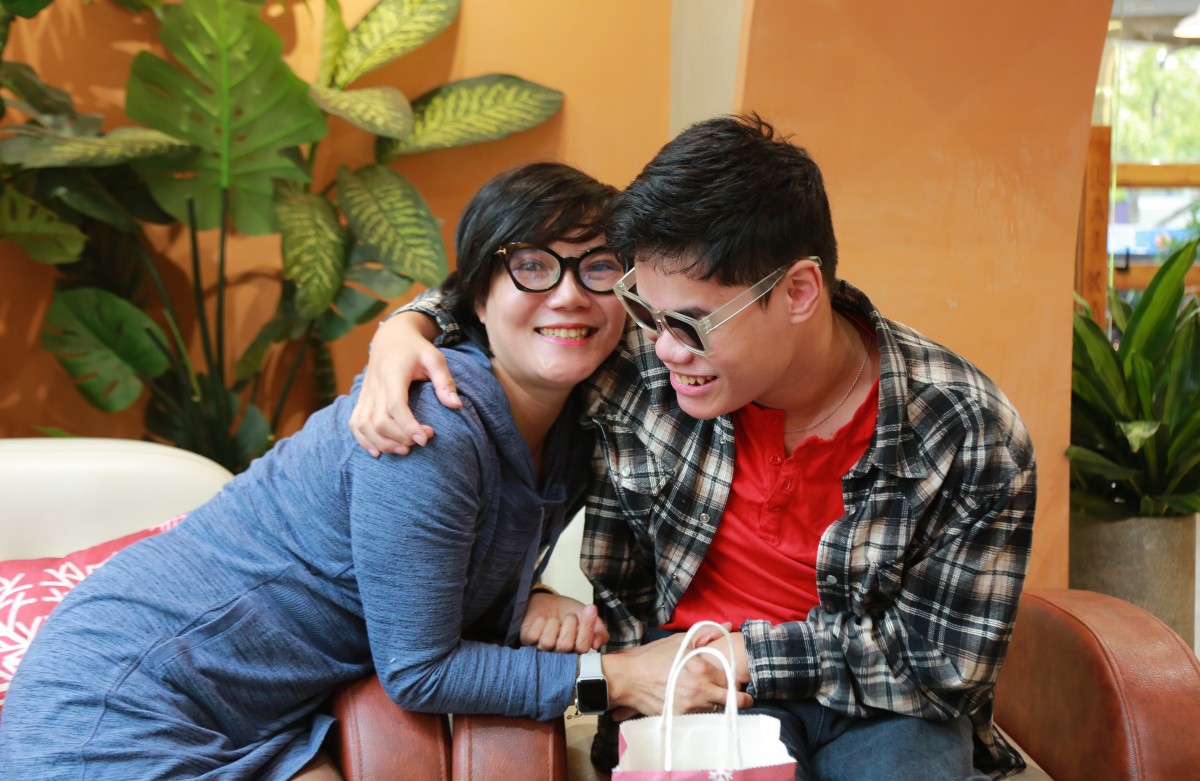 Câu chuyện rưng rưng về người mẹ có con trai khiếm thị Câu chuyện rưng rưng về người mẹ có con trai khiếm thị