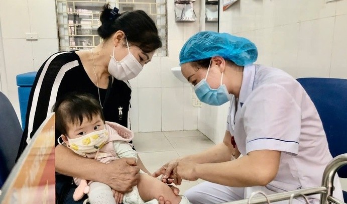 Hà Nội rà soát và tiêm bù vắc xin cho trẻ mầm non, tiểu học