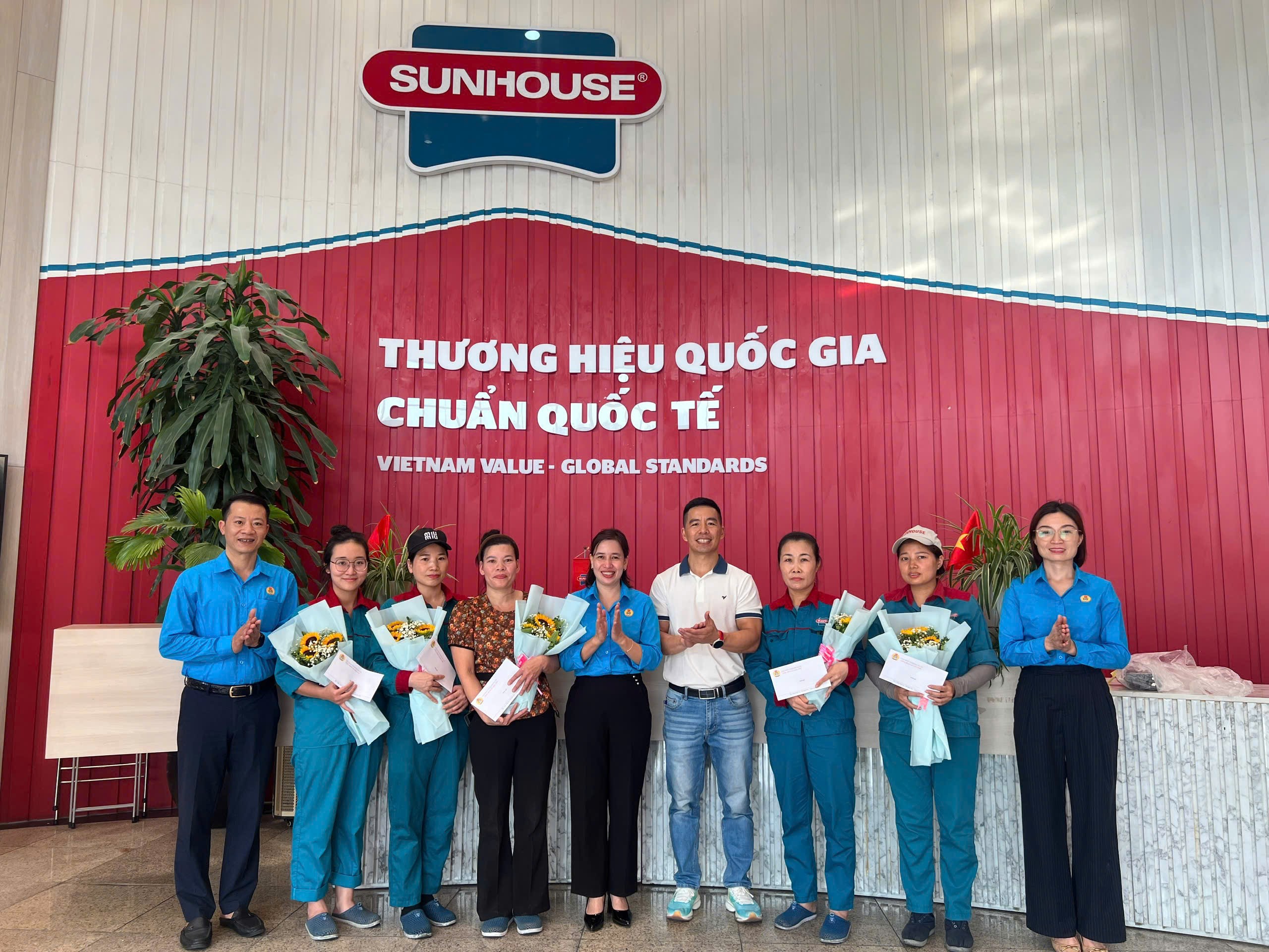 Công đoàn xã Kiều Phú thăm, tặng quà lao động nữ có hoàn cảnh khó khăn dịp 20/10