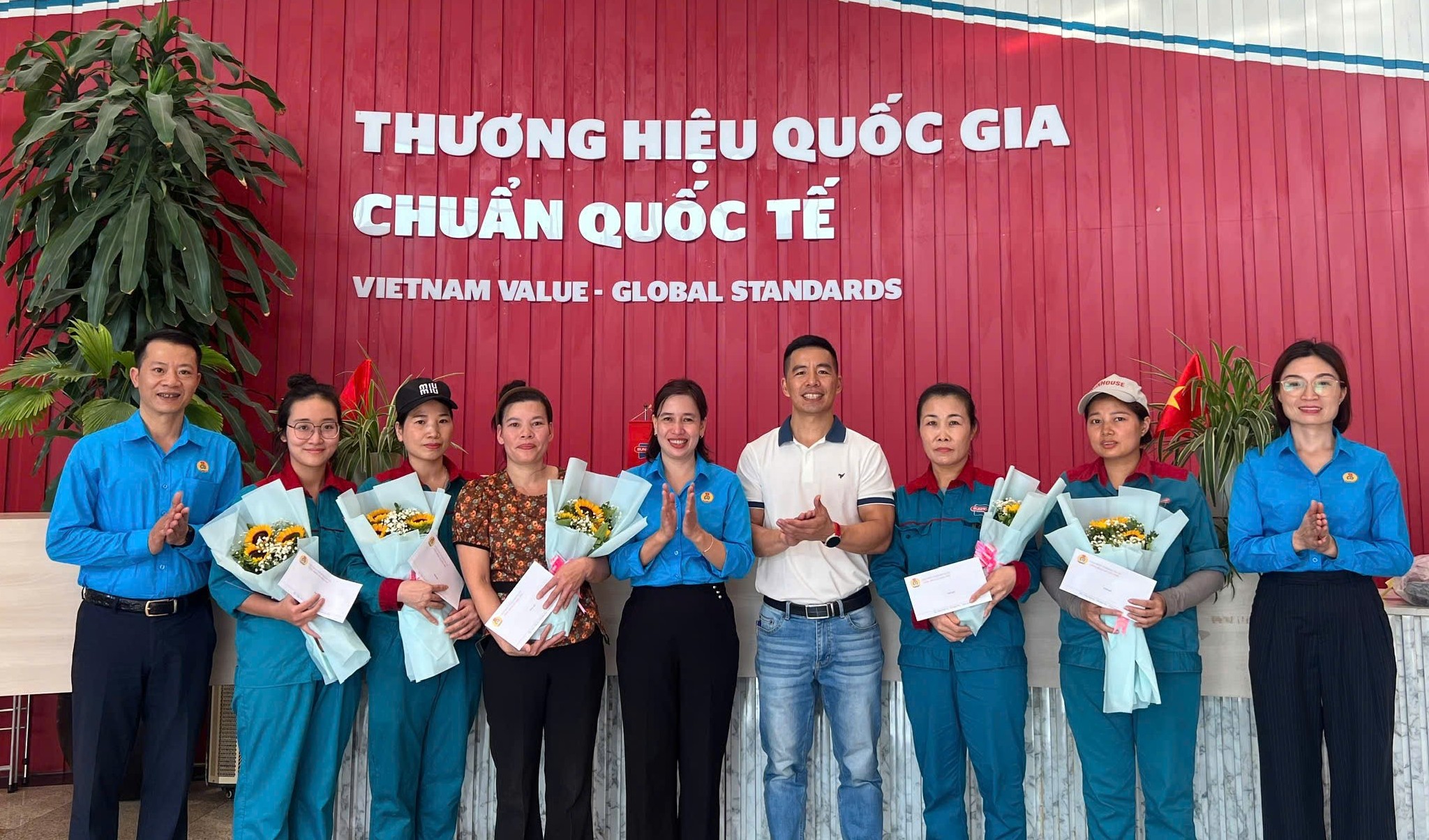 Công đoàn xã Kiều Phú thăm, tặng quà lao động nữ có hoàn cảnh khó khăn dịp 20/10