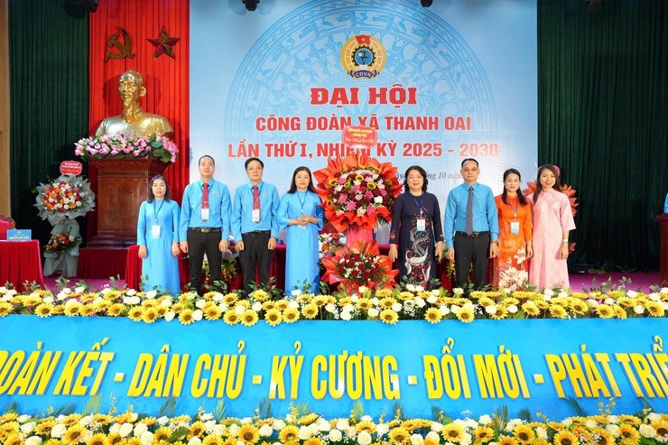 Lãnh đạo LĐLĐ Thành phố tặng hoa chúc mừng Đại hội