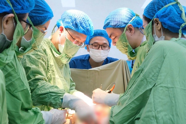 Phẫu thuật cứu sống sản phụ sinh con lần thứ 5 bị biến chứng rau cài răng lược