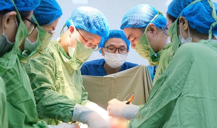 Phẫu thuật cứu sống sản phụ sinh con lần thứ 5 bị biến chứng rau cài răng lược