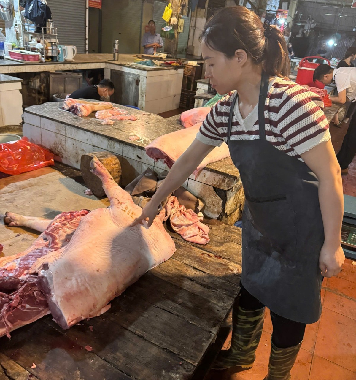 Hàng tạ thịt lợn dịch tả châu Phi bốc mùi được "tuồn" ra chợ và bếp ăn công nghiệp