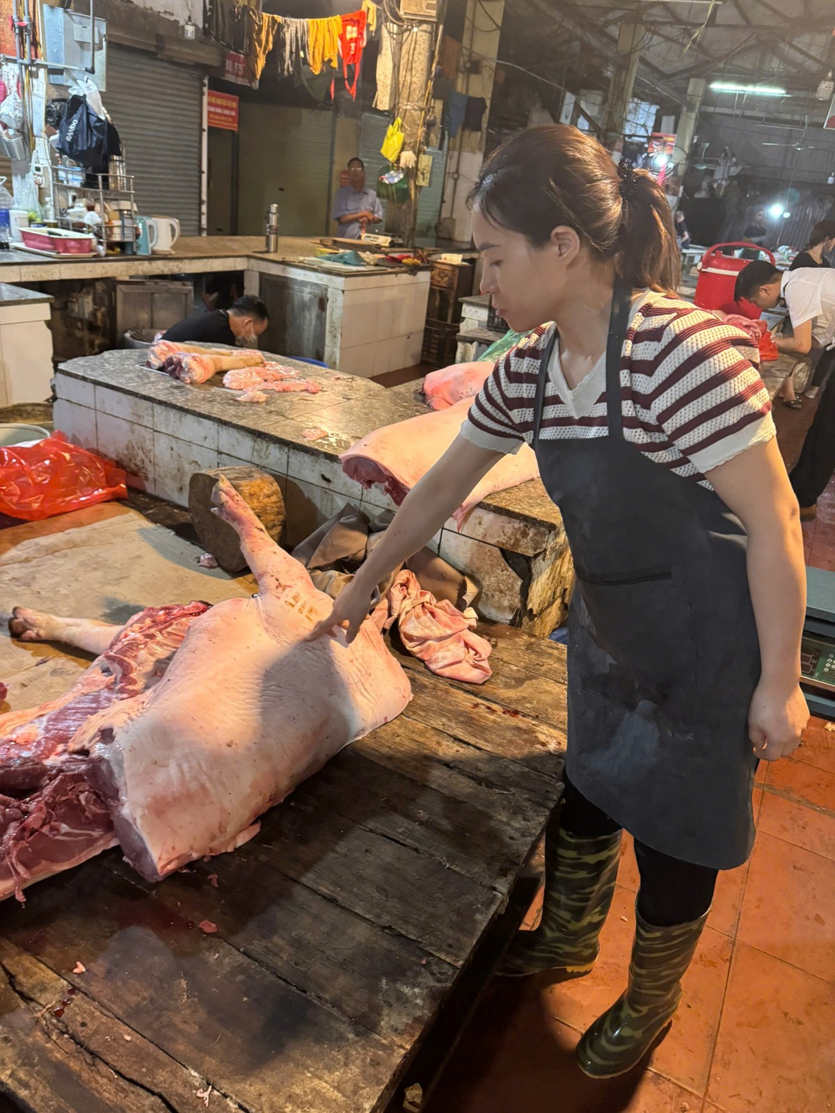 Hàng tạ thịt lợn dịch tả châu Phi bốc mùi được