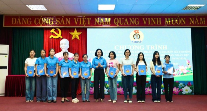 Công đoàn xã Thường Tín quan tâm chăm lo toàn diện cho lao động nữ Công đoàn xã Thường Tín quan tâm chăm lo toàn diện cho lao động nữ