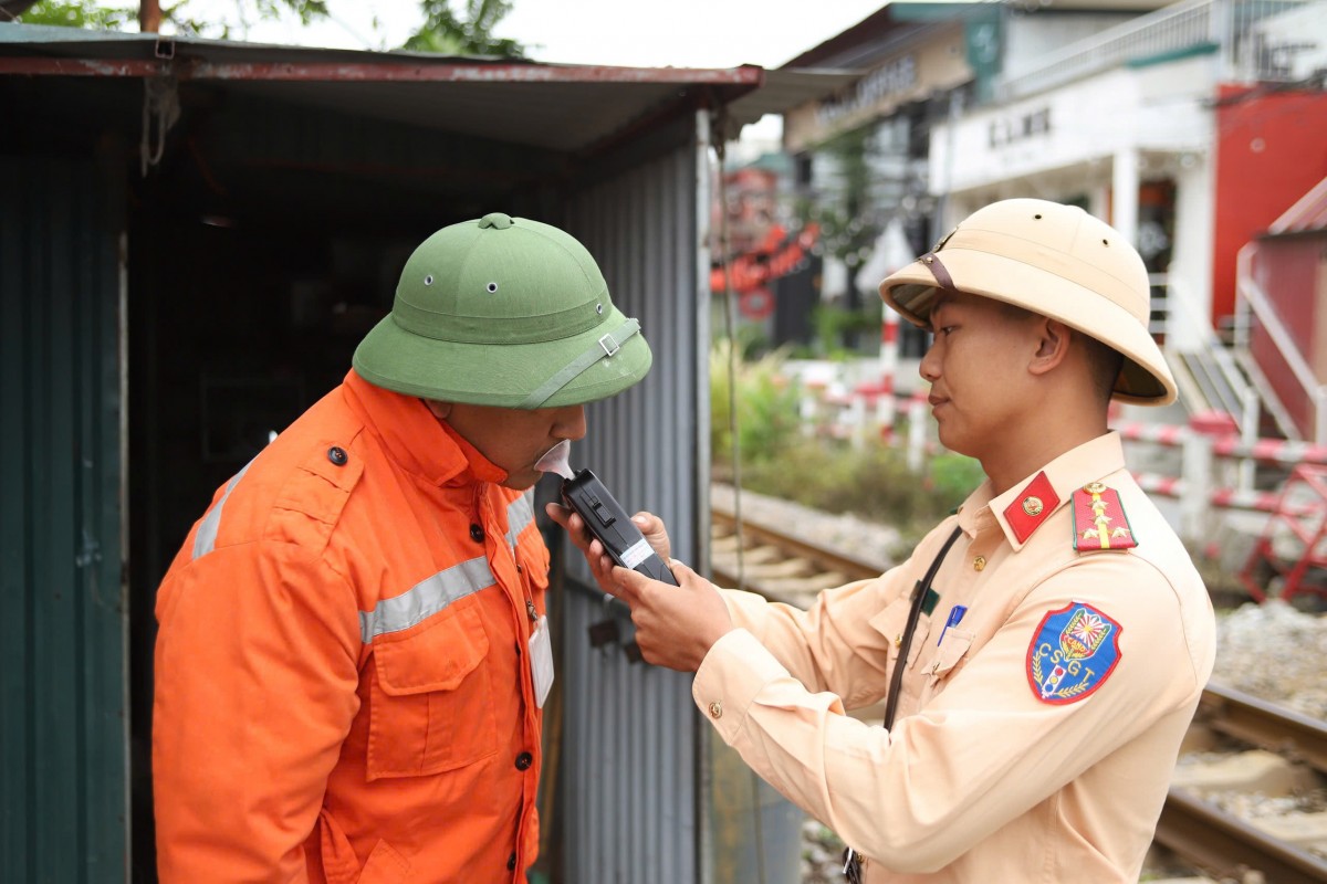 Hà Nội: Bảo đảm trật tự an toàn giao thông tuyến đường sắt Bắc - Nam Tăng cường xử lý vi phạm, triển khai giải pháp phòng ngừa tai nạn đường sắt Bắc - Nam