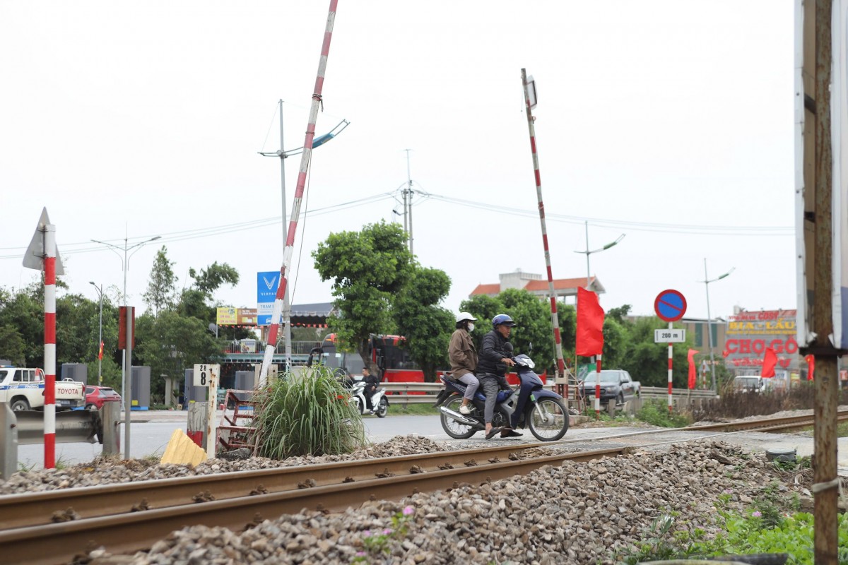 Hà Nội: Bảo đảm trật tự an toàn giao thông tuyến đường sắt Bắc - Nam Tăng cường xử lý vi phạm, triển khai giải pháp phòng ngừa tai nạn đường sắt Bắc - Nam