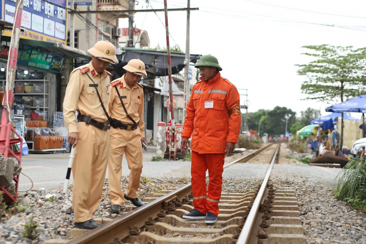 Hà Nội: Bảo đảm trật tự an toàn giao thông tuyến đường sắt Bắc - Nam Tăng cường xử lý vi phạm, triển khai giải pháp phòng ngừa tai nạn đường sắt Bắc - Nam