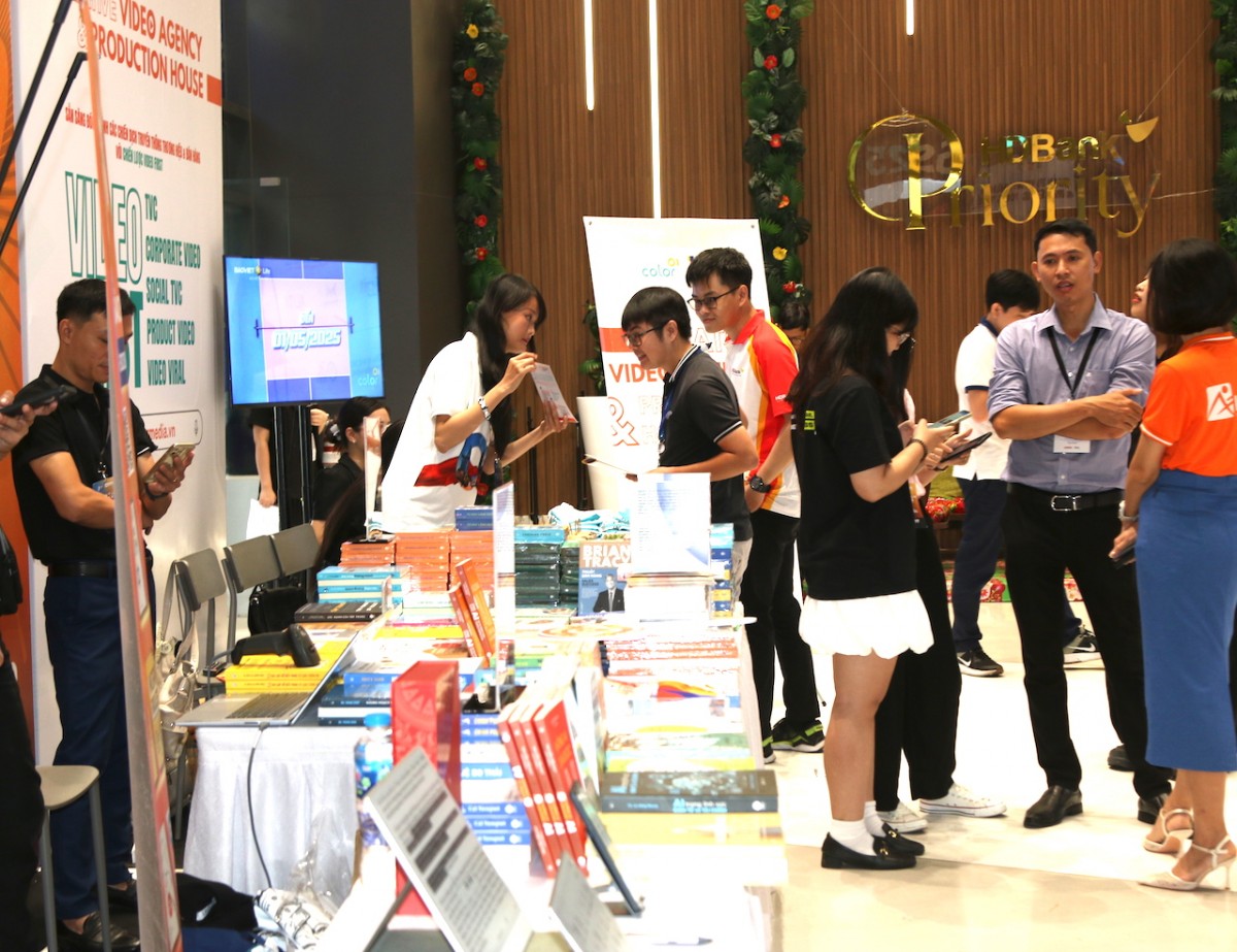 VSMCamp & CSMOSummit 2025 quy tụ hơn 60 diễn giả lớn trong lĩnh vực sales, marketing và truyền thông VSMCamp & CSMOSummit 2025 quy tụ hơn 60 diễn giả lớn trong lĩnh vực sales, marketing và truyền thông