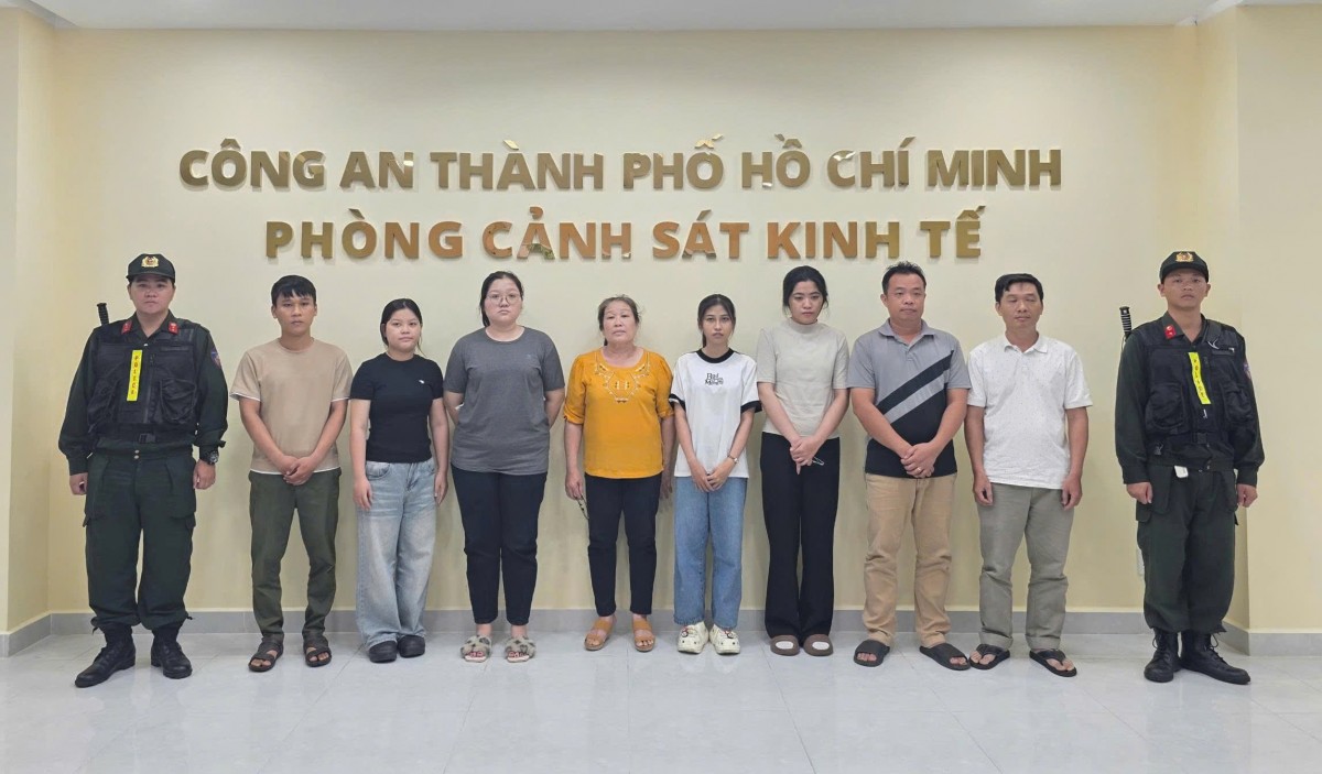 Triệt phá đường dây sản xuất nước hoa giả tại TP.HCM