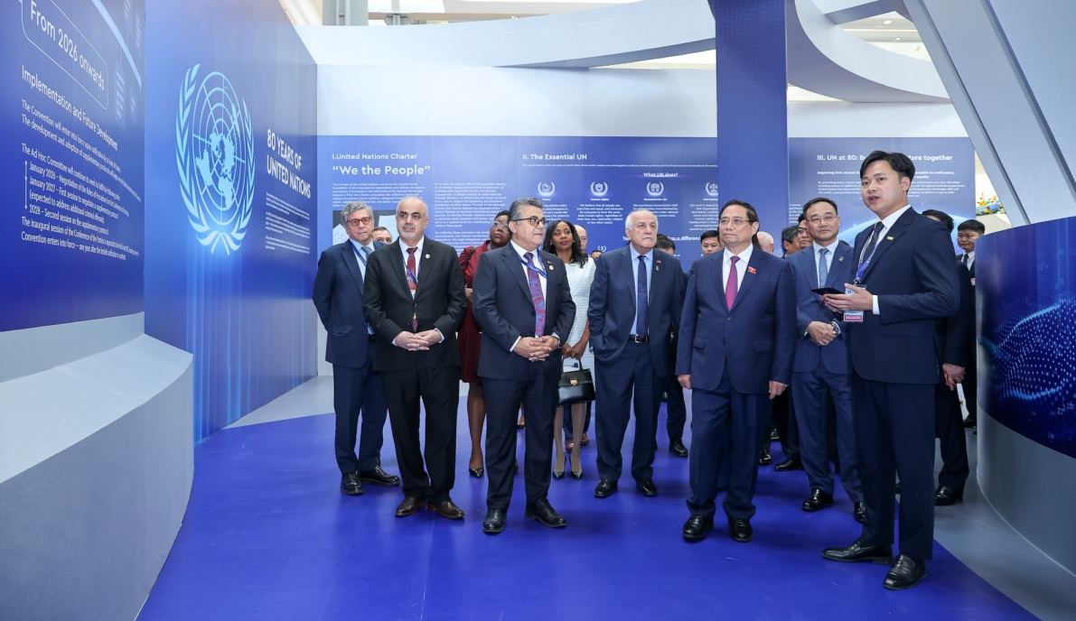 Thủ tướng tham quan không gian trưng bày thành tựu phát triển của Liên Hợp Quốc