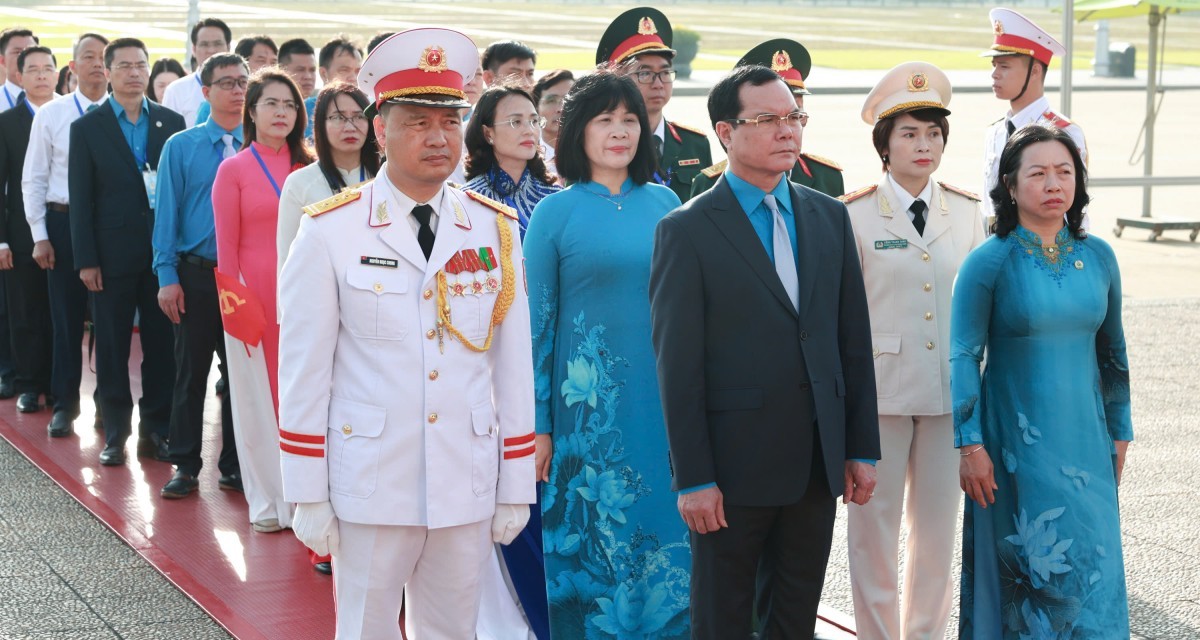 Đại biểu dự Đại hội Thi đua yêu nước Tổng LĐLĐ Việt Nam báo công dâng Bác