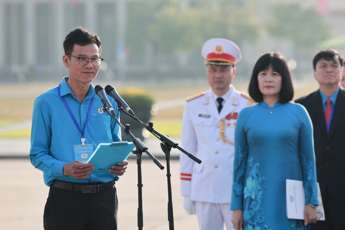 Đại biểu dự Đại hội Thi đua yêu nước Tổng LĐLĐ Việt Nam báo công dâng Bác Đại biểu dự Đại hội Thi đua yêu nước Tổng LĐLĐ Việt Nam báo công dâng Bác