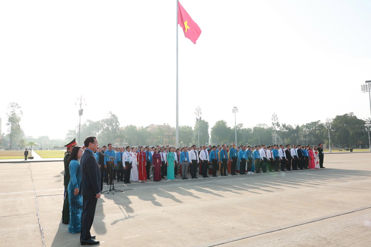 Đại biểu dự Đại hội Thi đua yêu nước Tổng LĐLĐ Việt Nam báo công dâng Bác Đại biểu dự Đại hội Thi đua yêu nước Tổng LĐLĐ Việt Nam báo công dâng Bác