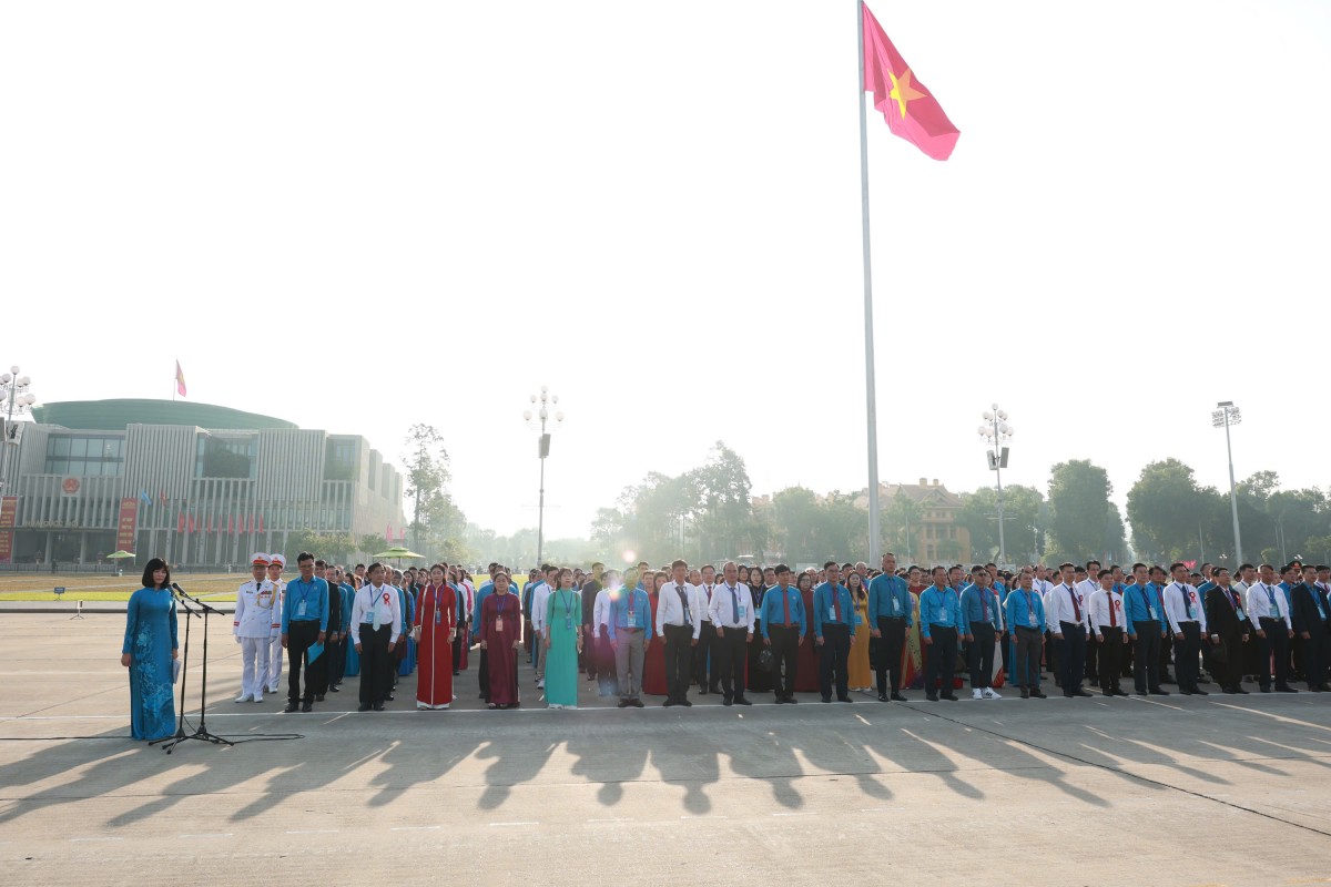 Đại biểu dự Đại hội Thi đua yêu nước Tổng LĐLĐ Việt Nam báo công dâng Bác Đại biểu dự Đại hội Thi đua yêu nước Tổng LĐLĐ Việt Nam báo công dâng Bác