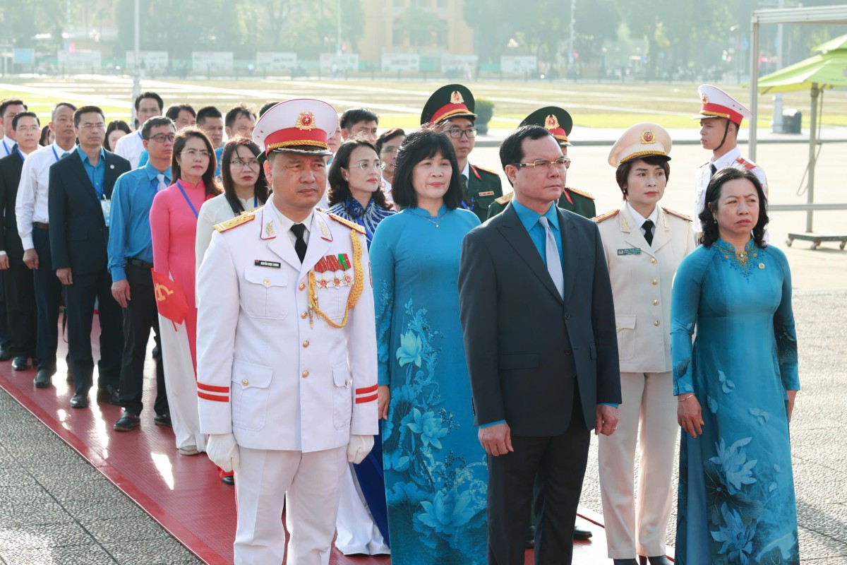 Đại biểu dự Đại hội Thi đua yêu nước Tổng LĐLĐ Việt Nam báo công dâng Bác Đại biểu dự Đại hội Thi đua yêu nước Tổng LĐLĐ Việt Nam báo công dâng Bác