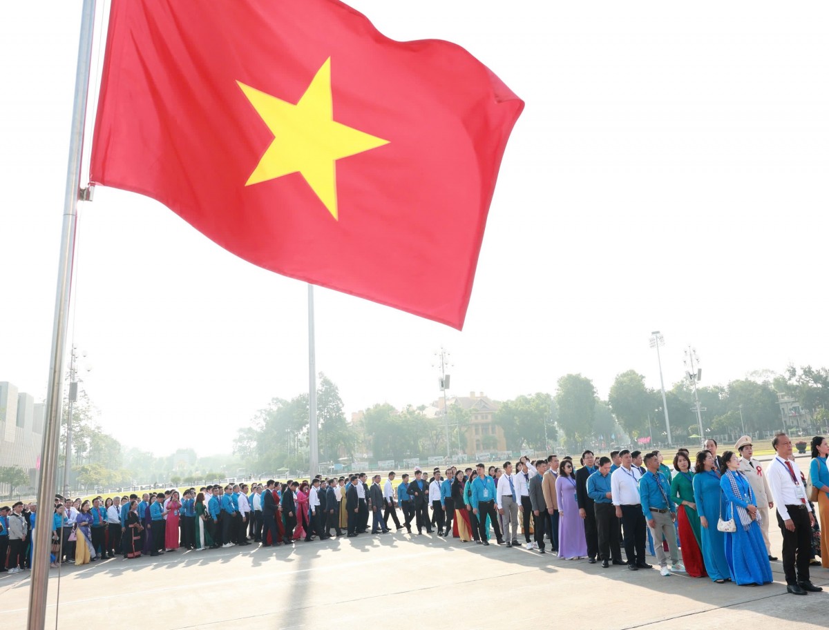 Đại biểu dự Đại hội Thi đua yêu nước Tổng LĐLĐ Việt Nam báo công dâng Bác Đại biểu dự Đại hội Thi đua yêu nước Tổng LĐLĐ Việt Nam báo công dâng Bác