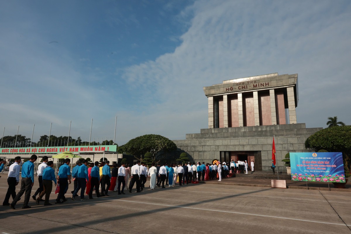 Đại biểu dự Đại hội Thi đua yêu nước Tổng LĐLĐ Việt Nam báo công dâng Bác Đại biểu dự Đại hội Thi đua yêu nước Tổng LĐLĐ Việt Nam báo công dâng Bác