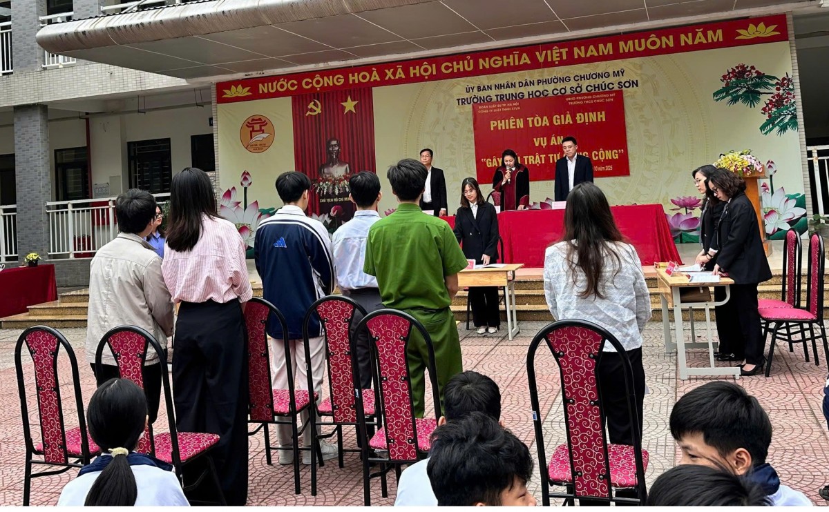 Phiên tòa giả định: Hình thức trực quan sinh động để giáo dục pháp luật cho thế hệ trẻ Thủ đô Phiên tòa giả định: Hình thức trực quan sinh động để giáo dục pháp luật cho thế hệ trẻ Thủ đô