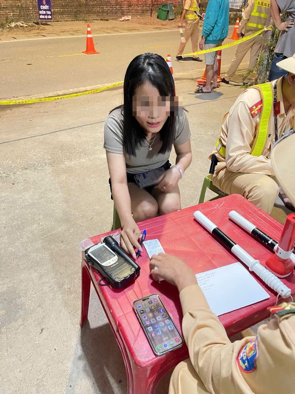 Thái Nguyên: Nồng độ cồn gấp đôi kịch khung, nữ tài xế hất máy đo của CSGT