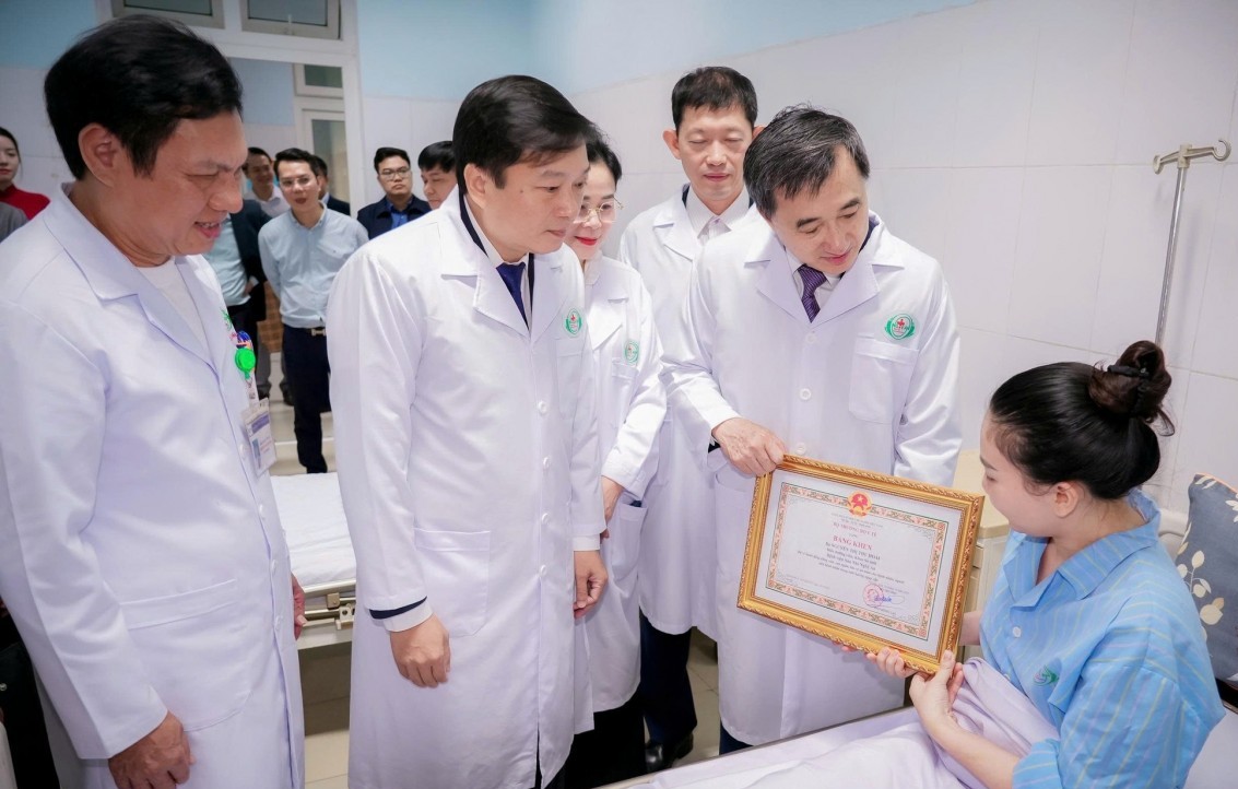 Vinh danh tập thể, cá nhân dũng cảm bảo vệ bệnh nhân tại Bệnh viện Sản Nhi Nghệ An