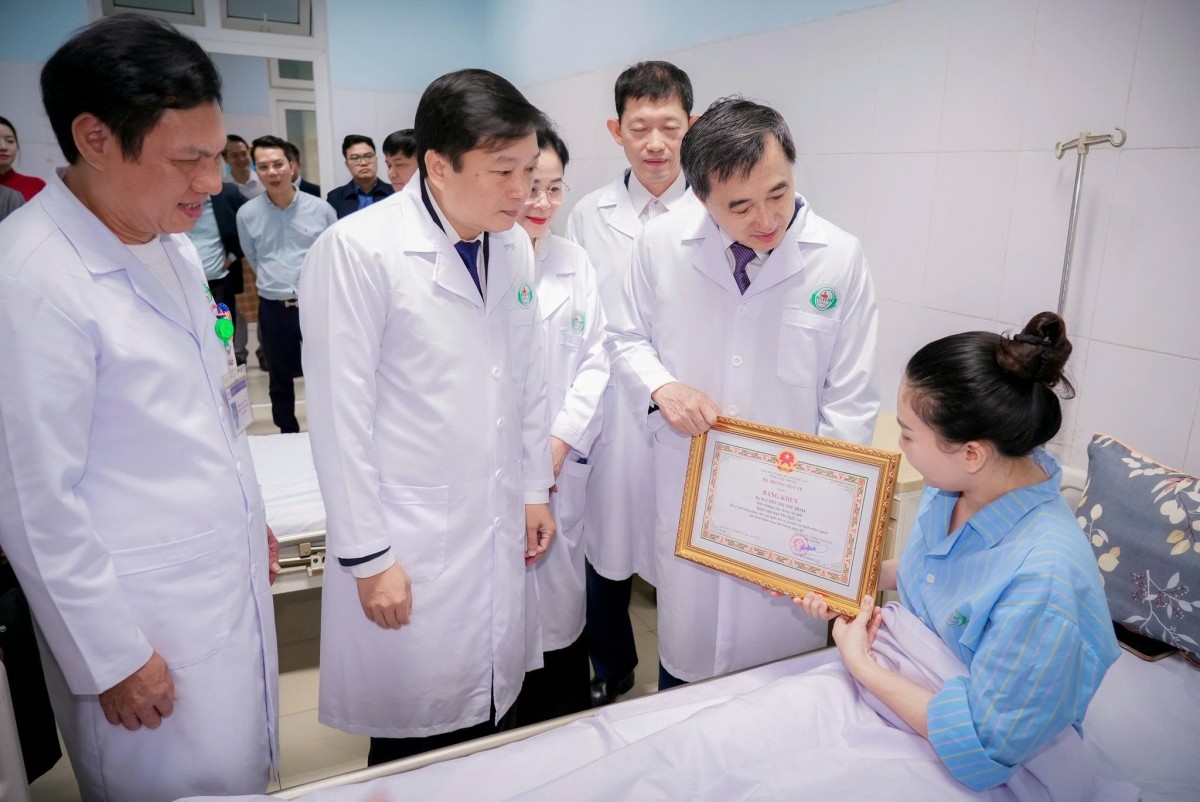 Vinh danh tập thể, cá nhân dũng cảm bảo vệ bệnh nhân tại Bệnh viện Sản Nhi Nghệ An Vinh danh tập thể, cá nhân dũng cảm bảo vệ bệnh nhân tại Bệnh viện Sản Nhi Nghệ An