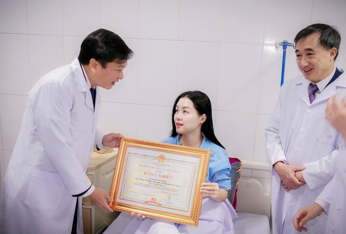 Vinh danh tập thể, cá nhân dũng cảm bảo vệ bệnh nhân tại Bệnh viện Sản Nhi Nghệ An Vinh danh tập thể, cá nhân dũng cảm bảo vệ bệnh nhân tại Bệnh viện Sản Nhi Nghệ An