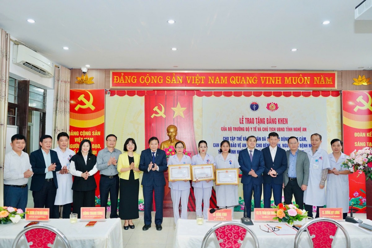 Vinh danh tập thể, cá nhân dũng cảm bảo vệ bệnh nhân tại Bệnh viện Sản Nhi Nghệ An Vinh danh tập thể, cá nhân dũng cảm bảo vệ bệnh nhân tại Bệnh viện Sản Nhi Nghệ An