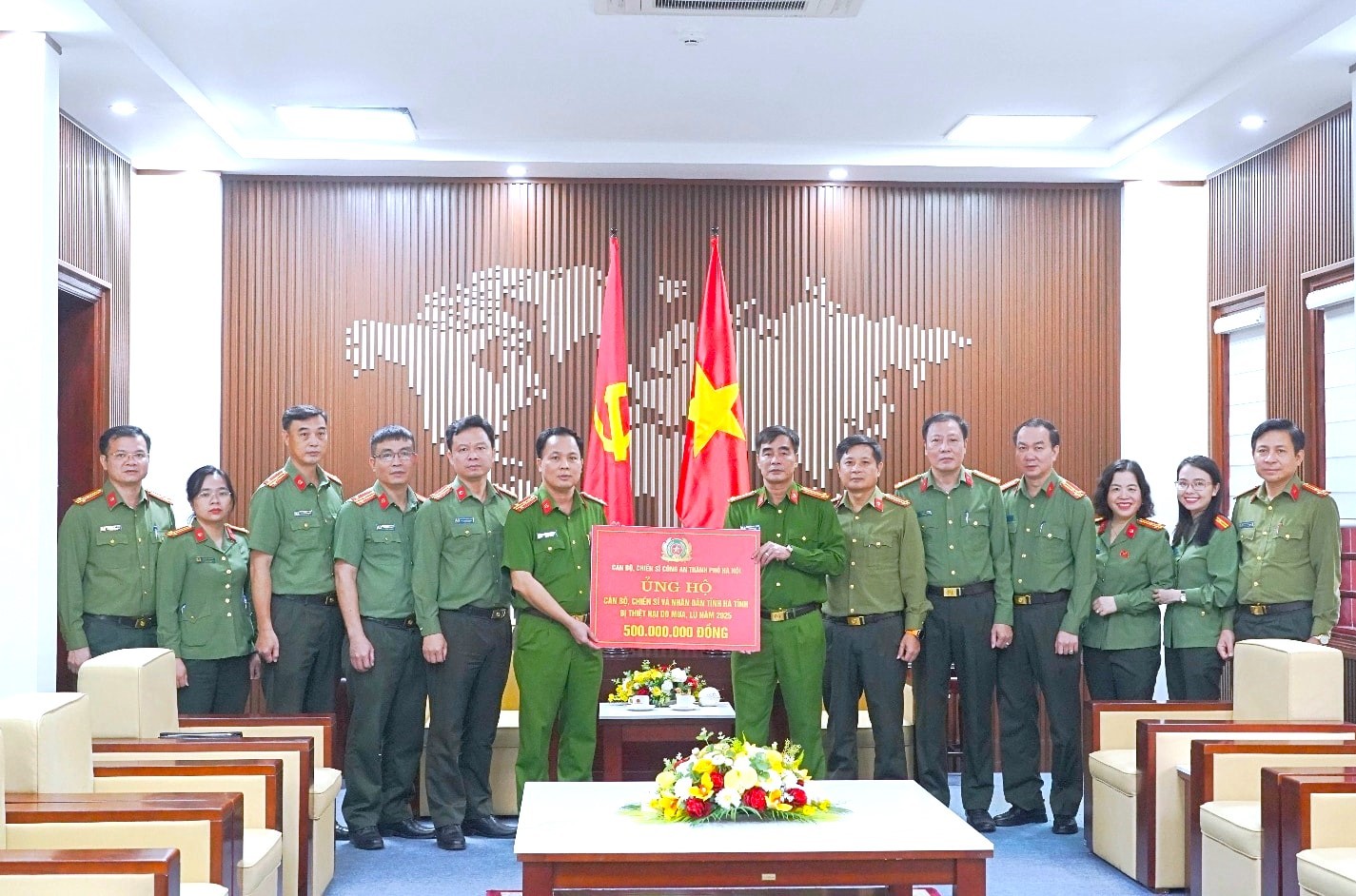 Công An Tp. Hà Nội Thăm Hỏi, Trao Quà Ủng Hộ Tỉnh Hà Tĩnh Và Nghệ An Khắc Phục Hậu Quả Bão Lũ