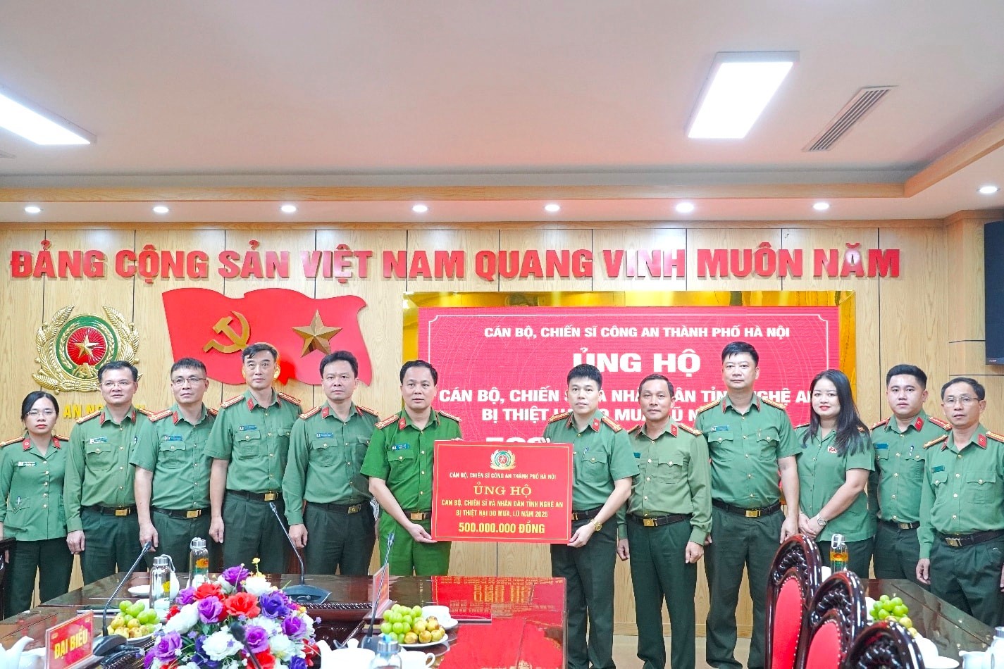 Công An Tp. Hà Nội Thăm Hỏi, Trao Quà Ủng Hộ Tỉnh Hà Tĩnh Và Nghệ An Khắc Phục Hậu Quả Bão Lũ