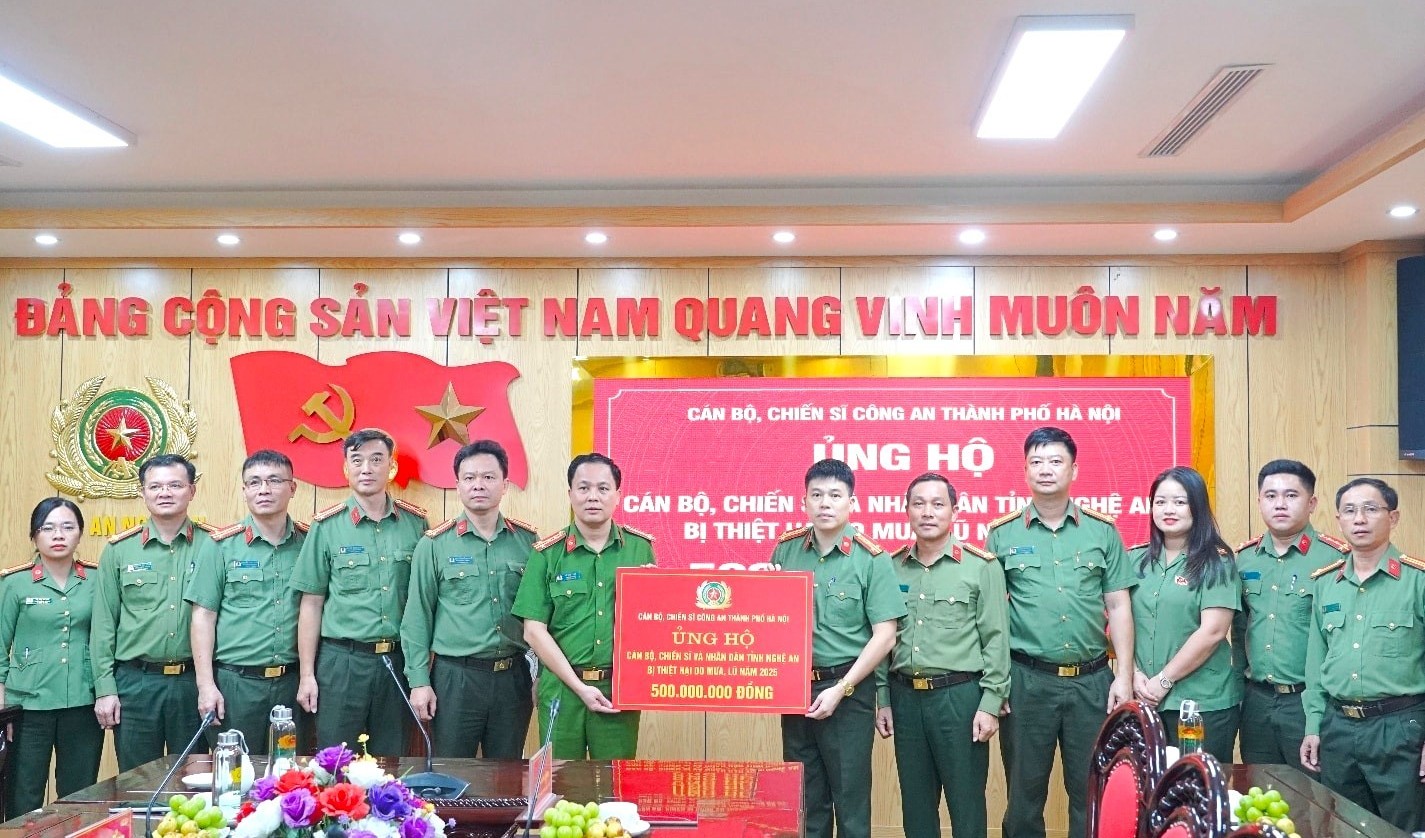 Công an TP. Hà Nội thăm hỏi, trao quà ủng hộ tỉnh Hà Tĩnh và Nghệ An khắc phục hậu quả bão lũ