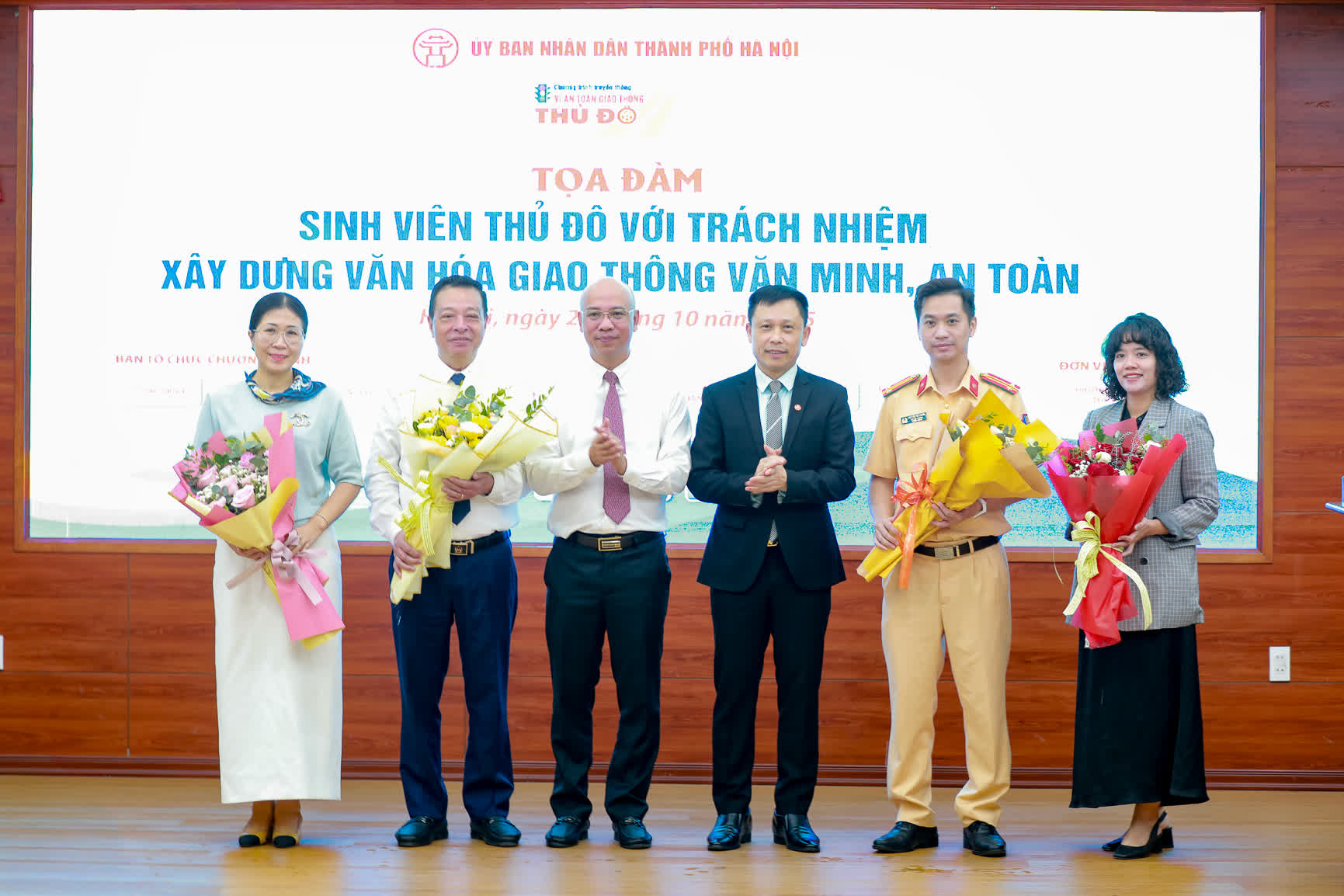 Vun bồi văn hóa giao thông: Bắt đầu từ thế hệ tri thức trẻ Vun bồi văn hóa giao thông: Bắt đầu từ thế hệ tri thức trẻ