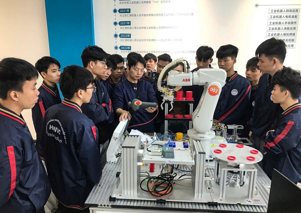 Phát huy vai trò tri thức, thúc đẩy chuyển đổi số nâng cao chất lượng giáo dục