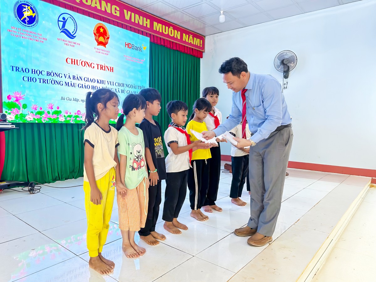 HDBank triển khai chuỗi hoạt động an sinh tại An Giang và Đồng Nai HDBank triển khai chuỗi hoạt động an sinh tại An Giang và Đồng Nai