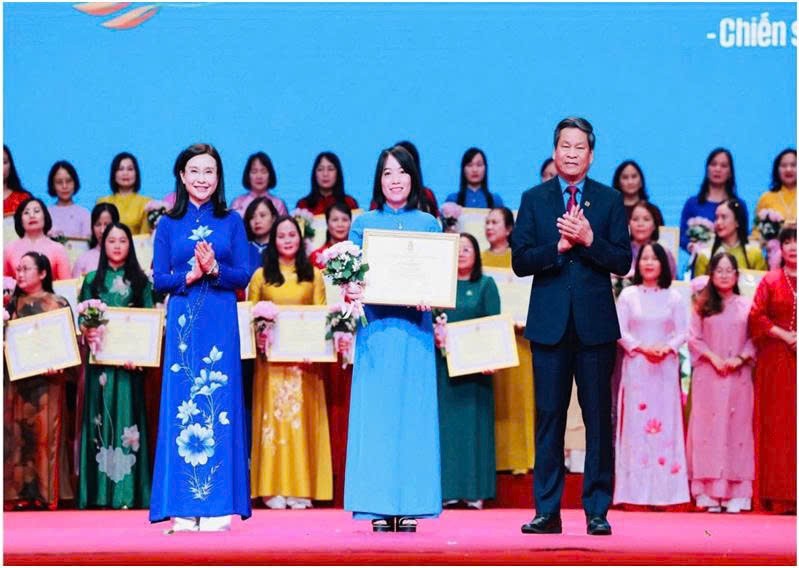 Tự hào nữ cán bộ công đoàn Thanh Hoá “Giỏi việc nước, đảm việc nhà” Tự hào nữ cán bộ công đoàn Thanh Hoá “Giỏi việc nước, đảm việc nhà”