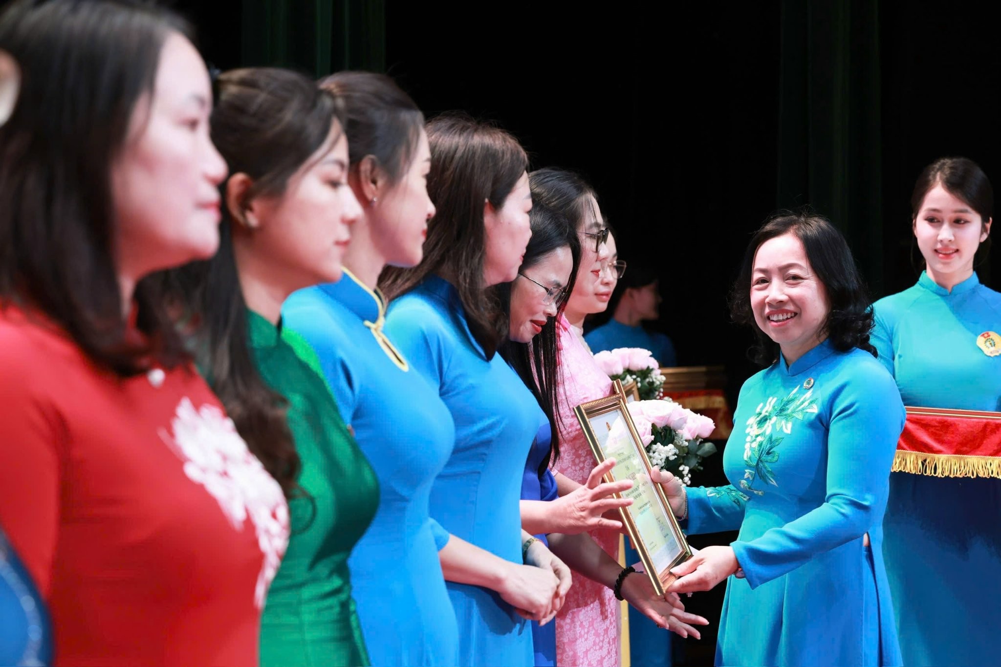 Tự hào nữ cán bộ công đoàn Thanh Hoá “Giỏi việc nước, đảm việc nhà” Tự hào nữ cán bộ công đoàn Thanh Hoá “Giỏi việc nước, đảm việc nhà”